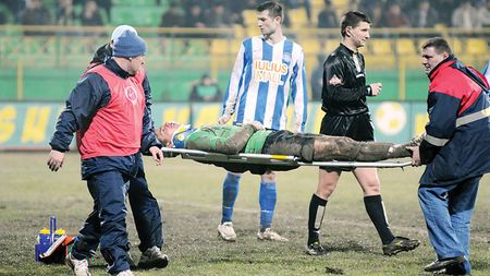 Efectele `demolatorului` Pavlovic: ** Brăneț stă 2 săptămâni cu gâtul imobilizat după ce a fost făcut K.O!