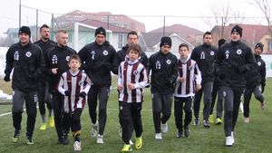 Terapie prin fotbal. Copiii militarilor decedați în accidentului aviatic de la Sibiu au schimbat pase cu vedetele de la "U" Cluj