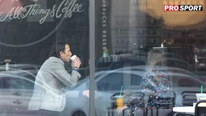 Imagini rare cu unul dintre cei mai cuminți fotbaliști. George Ogăraru și-a scos feblețea la sushi, dar a avut parte de o întâlnire surpriză | EXCLUSIV FOTO & VIDEO