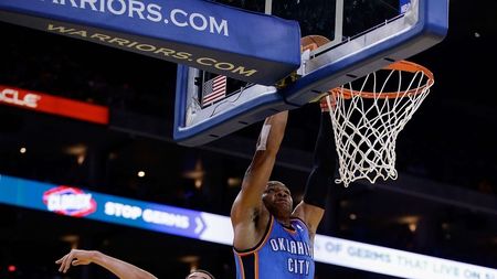 VIDEO Aruncarea anului? A șasea victorie consecutivă a Oklahomei Thunder a fost adusă de un coș incredibil al lui Westbrook
