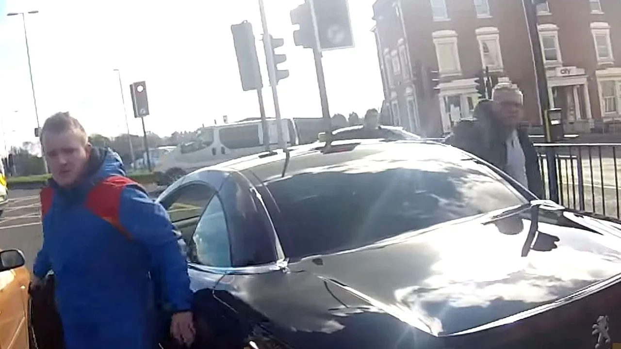 Furie în trafic! VIDEO | Ce a pățit acest motociclist după ce șoferul și pasagerul s-au dat jos din mașină