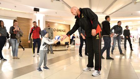 "Stejarii" au promovat într-un mod inedit partida cu Japonia: au făcut un mol în mall! 