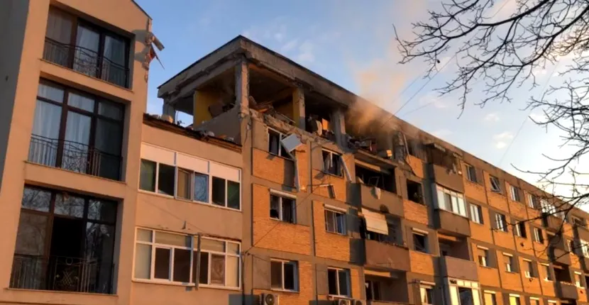 VIDEO / Explozie într-un bloc din Carei. 11 oameni au fost răniți