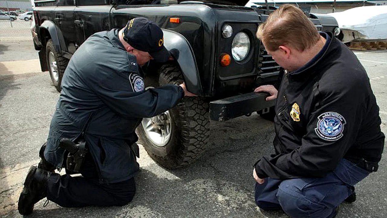 VIDEO Imagini ce vă pot afecta emoțional :) Motivul pentru care un Land Rover Defender a fost distrus la intrarea în SUA