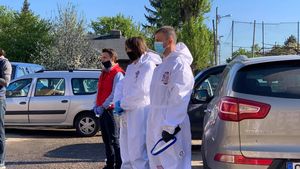 Gest superb făcut de rapidiști. Dan Alexa și elevii săi n-au ținut cont de pandemie și au sărit în ajutorul bătrânilor cu probleme | FOTO+VIDEO