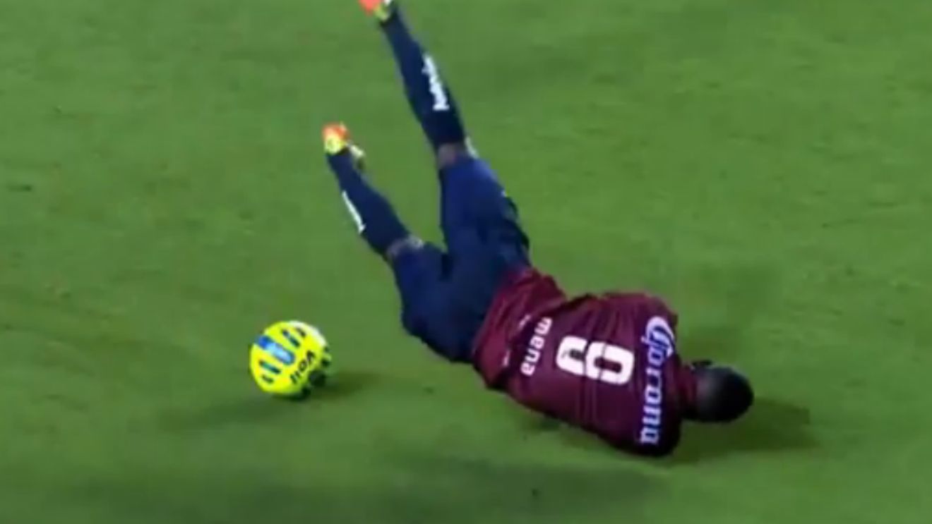 Fabulos și irepetabil. VIDEO GENIAL | Scăpase singur spre poartă, dar ceea ce a urmat e unic în istoria fotbalului