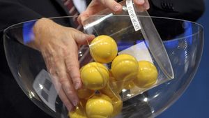 Ușor cu ostropelul! Imaginea anului în fotbalul românesc! La AJF Ilfov tragerea la sorți a Cupei României se face din caserola pentru mâncare! VIDEO