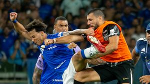 Scene șocante la meciul care a decis campioana în Brazilia! Fotbaliștii și-au împărțit pumni și picioare