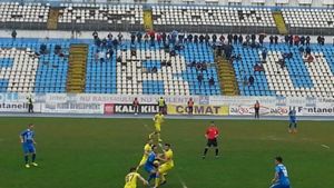 Farul - Steaua 1-2. Gâlcă nu s-a putut baza pe 9 jucători, dar Bourceanu nu a prins primul "11". Fanii nu se identifică deloc cu FCSB: "Vrem Steaua adevărată, nu o clonă inventată"