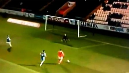 Ă‚sta e probabil cel mai stupid autogol din istorie!** VIDEO S-a învârtit ca un titirez și a oferit faza etapei