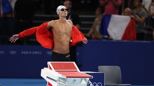 Pentru ea David Popovici a abandonat în garaj mașinile primite de la Ion Țiriac! A ieșit cu 250.000 de euro pe stradă