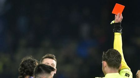 Imagini halucinante: un celebru arbitru e filmat în timp ce fură un parfum de 221 de euro din duty-free-ul aeroportului! A recunoscut hoția când a fost reținut de pază