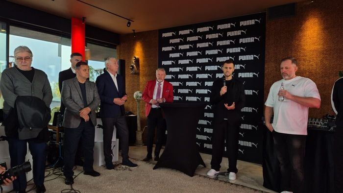 Dinamo București și-a prezentat noul sponsor tehnic: „câinii” revin la echipamentele cu care au avut cele mai mari performanțe. Reacțiile gloriilor prezente la eveniment