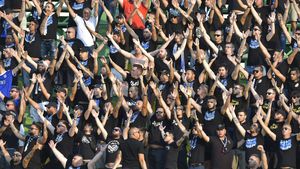 FCU Craiova, amendată după ce un suporter a aruncat cu pantoful în arbitrul asistent! Cât vor scoate oltenii din buzunar