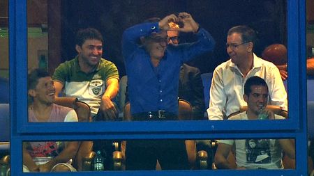GESTUL HILAR al lui Gigi Becali la adresa lui Mihai Costea:** "Am făcut și eu semnul pe care-l făcea Mihai Răduț, dar și Costea!"