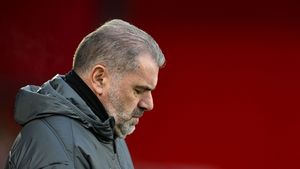 E haos la echipa lui Radu Drăgușin. Suma imensă pe care Ange Postecoglou o va primi dacă e dat afară