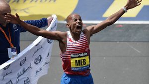 Americanul Meb Keflezighi a câștigat maratonul de la Boston