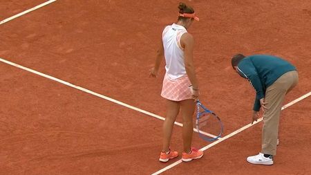 Irina Begu, contrariată de deciziile arbitrului în meciul cu Simona Halep de la Roland Garros. Cum a reacţionat în două momente controversate | GALERIE FOTO