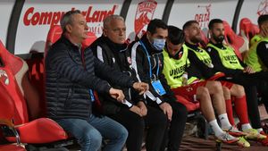 Jucătorii lui Dinamo fac chetă lunar pentru a plăti kinetoterapeutul echipei! Rednic i-a promis că-i achită salariul, dar după prima lună a uitat! | EXCLUSIV