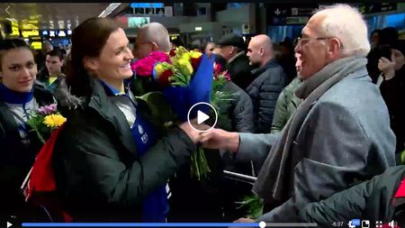 VIDEO | Naționala de handbal a României a revenit în 
țară, după locul 4 obținut la Campionatul European. Neagu și-a invitat colegele să vorbească pe aeroport: "Vin fetele". Flori, emoții și un gând pentru Franța: "A fost extraordinară"