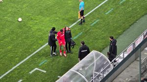 Dezastru pentru Dinamo! Maxime Sivis s-a accidentat, după 15 minute pe teren