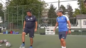 Lăcrămioara Perijoc lovește cu foc! Pugilista are calități pentru a fi o bună jucătoare de fotbal și a fost antrenată timp de o oră de Narcis Răducan: „Îmi place să joc mijlocaș central pentru că eu alerg mult” | VIDEO EXCLUSIV DRUMUL SPRE PARIS