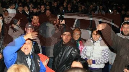 Fanii lui Becali, plătiți cu "ora" pentru a-l susține pe latifundiar!