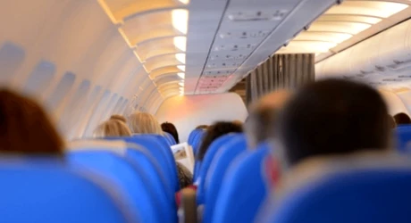 O tânără de 19 ani a fost agresată sexual în timpul unui zbor pe ruta Amsterdam – Otopeni în timp de ațipise. Suspectul a fost reţinut de autorităţile române