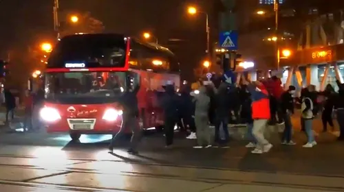 Fanii lui Dinamo, spectacol cu torțe și fumigene în mijlocul Bucureștiului! Suporterii au blocat autocarul și au cerut victoria cu CFR Cluj | VIDEO