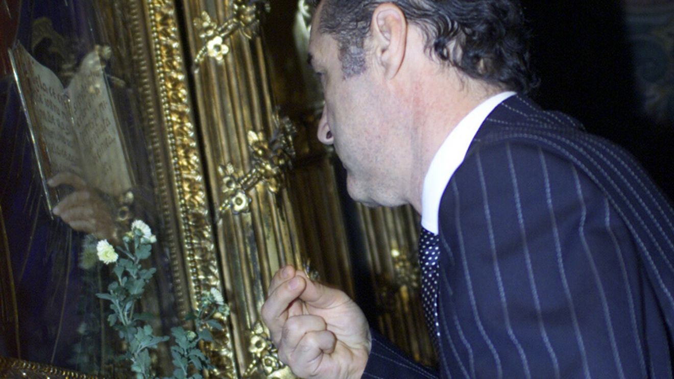 TOPUL nebuniilor care ar fi făcut un 2011 MEMORABIL! :)** Becali a devenit nașul lui Paszkany! Slujba a fost în limba maghiară