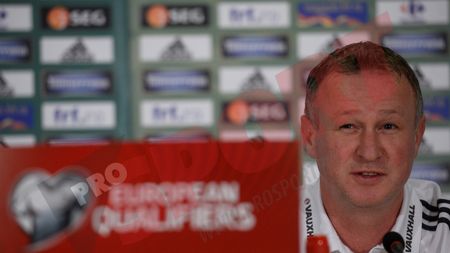 Invitație pentru Tamaș: "Îl așteptăm la hotel să bem un pahar după meci". Nord-irlandezii știu tot despre națională. O'Neill: "Iordănescu are mai mult succes ca antrenor decât ca politician"