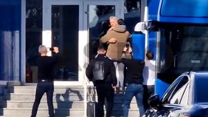 Imaginile momentului cu Mirel Rădoi, la Universitatea Craiova. A fost aşteptat chiar de omul care îl desființase la plecarea din precedentul mandat