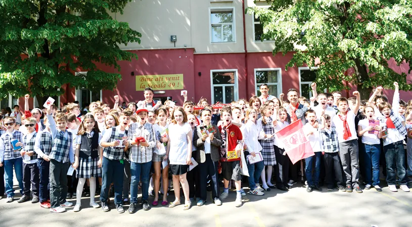 FOTO Pepiniera de suporteri!** Peste 100 de puști din clasele primare s-au înghesuit pentru poze și autografe cu elevii lui Țălnar
