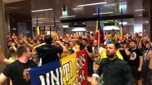 Eroii s-au întors acasă. România U21 a avut parte de o primire senzațională la revenirea în țară. VIDEO | Sute de oameni au luat cu asalt aeroportul. Cum au reacționat jucătorii