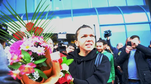 VIDEO | Simona Halep, grăbită la revenirea în România: a trecut în viteză de zona unde s-au strâns fanii, nu le-a acordat nici măcar un zâmbet, iar presa a expediat-o în zece secunde. Mama Tania a făcut câteva fotografii, afară. Ce a declarat finalista-luptătoare de la Australian Open