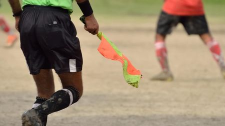 Arbitru, bătut cu sălbăticie la Arad! Primarul desființează echipa după gestul agresorului