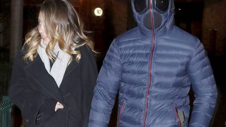 Un star al fotbalului mondial a găsit cel mai ingenios mod de a se ascunde de paparazzi. Cine se află în această fotografie :)