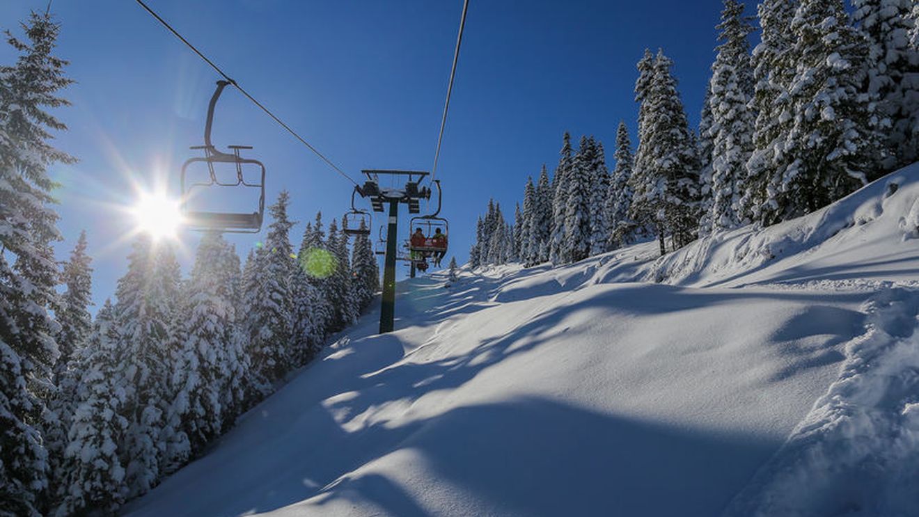 A fost redeschisă pârtia care a funcționat doar 10 zile în ultimii doi ani! Gabi Balint a participat la eveniment: "Îmi place să schiez, dar o fac doar o zi pe an. Apoi mi se umflă genunchiul"