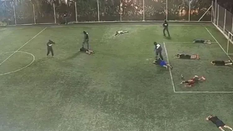 EXTRA Masacru la o partidă de fotbal. Au intrat îmbrăcați în uniforme militare și au ucis 3 persoane