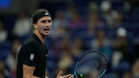 Zverev a pierdut și s-a înfuriat. A scăpat o înjurătură spre loja unde se afla tatăl său, care îi e și antrenor: „De ce dracu’ râzi?”