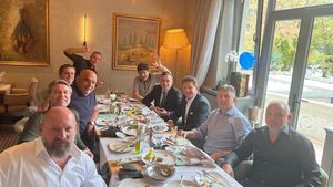 Explicația unui cadru. Meci de retragere pentru „Generația de Aur” în primăvara anului viitor. Staruri mondiale vin la București. Hagi, în 1998: „Merităm statuie”. „Tricolorii” pot avea un monument, după 26 de ani de la afirmația „Regelui”, în fața Arenei Naționale | EXCLUSIV