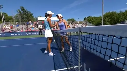 Moment rar întâlnit la finalul meciului Simona Halep - Shuai Zhang de la Toronto! Cum s-au salutat cele două la fileu | VIDEO