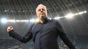 Marius Șumudică l-a înjurat și a sărit să-l bată pe omul lui Dan Șucu, directorul sportiv Daniel Sandu! Scandal monstru înainte de Dinamo - Rapid