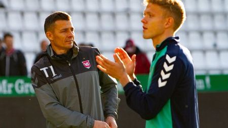 Costel Gâlcă a promovat cu Vejle Boldklub în Superligaen. „Am sărbătorit cu câteva beri. Prelungesc contractul, mai sunt câteva detalii de pus la punct" | INTERVIU