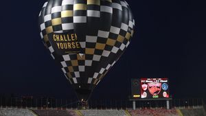 Genial! Invenția fanilor DDB pentru a vedea meciul lui Dinamo va face înconjurul lumii! Imagini fabuloase cu balonul din care ultrașii au vizionat partida | FOTO