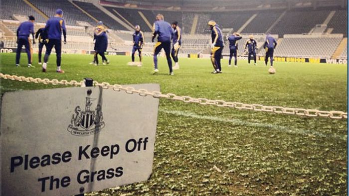 FOTO: Ce este anormal în această imagine? :)** Jucătorii lui Metalist au fost întâmpinați cu un mesaj "special" pe stadionul lui Newcastle