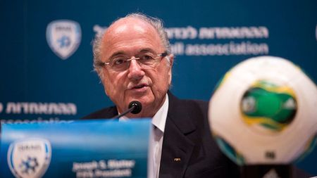 Blatter vrea să schimbe fața fotbalului și să introducă o nouă regulă! Arbitrii nu sunt de acord: "Nu e o soluție reală"