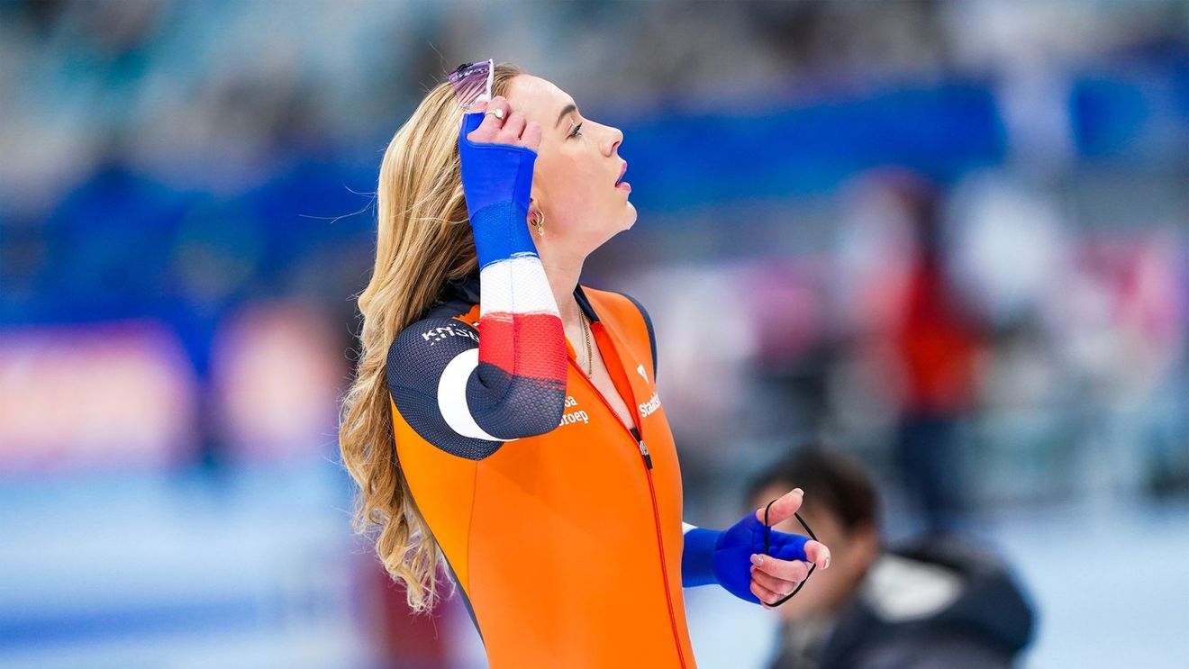 „Nu mă aşteptam să fie vândute atât de multe". Revista în care campioana mondială a apărut doar cu o pereche de mănuşi pe ea a scris istorie