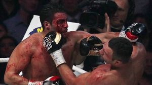 Vitali Klitschko și-a păstrat titlul mondial WBC!** Ucraineanul a câștigat prin KO tehnic meciul cu Manuel Charr VIDEO