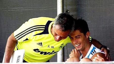 Mourinho și Ronaldo nu s-au mai confruntat cu așa ceva vreodată!** Fanii voiau autografe, ea se afla acolo pentru altceva! "E fan BarÃ§a sau vrea să se răzbune?" VIDEO